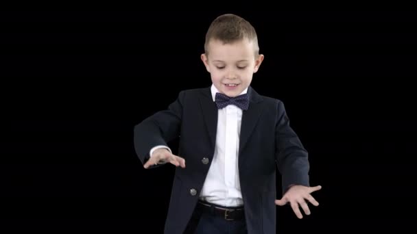 Chłopiec w formalnym garniturze kopiąc piłkę nożną, kanał alfa — Wideo stockowe