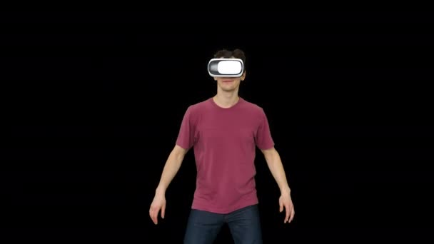 Casual man in vr bril dansen spelen video game beginners niveau, alfakanaal — Stockvideo