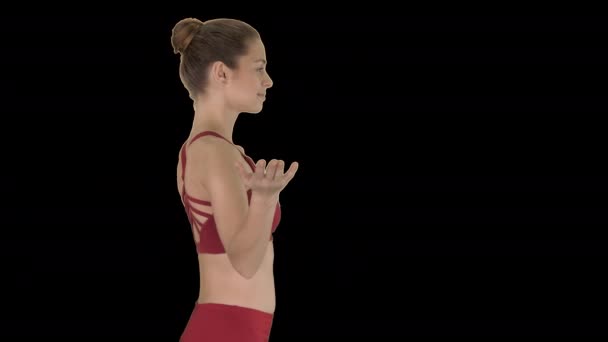 Щаслива спортивна жінка під час ходьби робить вправи на дихання йоги, Альфа Канал. — стокове відео