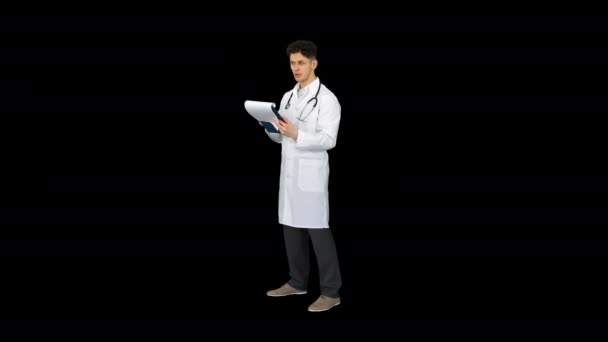 Grote resultaten dokter dansen afler kijken door documenten, alfakanaal — Stockvideo