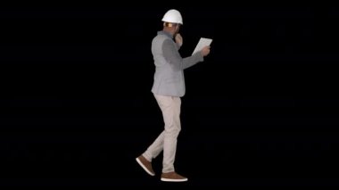 Hipster mühendisi yaptığı işin sonucunu gösteren tabletle video görüşmesi yapıyor, Alpha Channel.