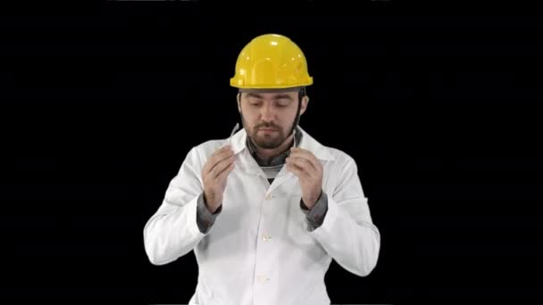 Gafas de seguridad transparentes en la mano Worker probándose gafas protectoras, Alpha Channel — Vídeos de Stock