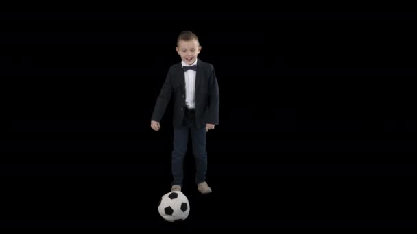 Niño pequeño disfrazado disparando a la meta, canal alfa — Vídeos de Stock