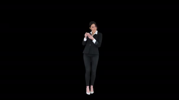 Mladá obchodní žena naslouchající hudbě na telefonu a tancuje na ní alfa kanál — Stock video