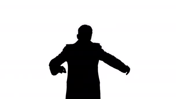 Silhouette Jeune homme en trench coat dansant et s'amusant . — Video