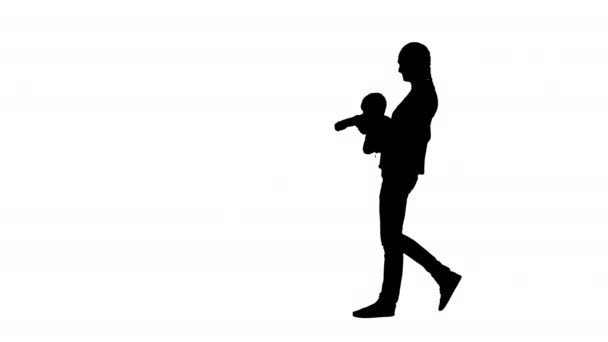 Silhouet moeder draait haar baby op handen. Baby vliegen in moeders handen. — Stockvideo
