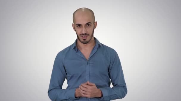 Uomo arabo casuale che parla con la fotocamera spiegando qualcosa su sfondo sfumato. — Video Stock