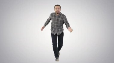 Genç çılgın adam dans ediyor ve arka planda mastürbasyon yapıyor..