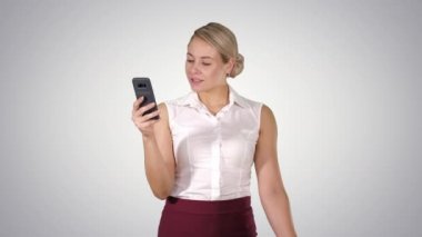 Düşünme ve okuma, alfa kanalı smartphone vasıl arayan genç kadın