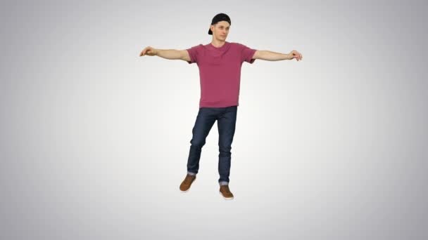 De danser zwaai zijn armen op een gradiënt achtergrond. — Stockvideo