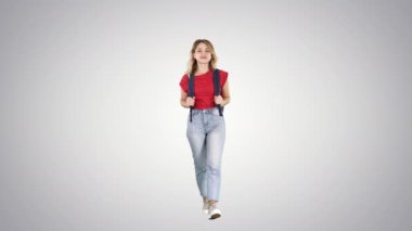 Genç bir kadın model yürüyüş yapıyor. Sırt çantasıyla geziyor..