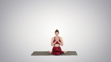 Genç çekici kadın yoga, Gomukasana egzersiz oturan, Yüz gradyan arka planda poz.