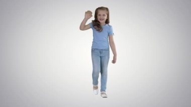 Neşeli kız greating ve degrade arka planda yürürken elini sallayarak.