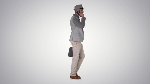Arabisk man i casual Walking och ringa ett telefonsamtal på gradient bakgrund. — Stockvideo
