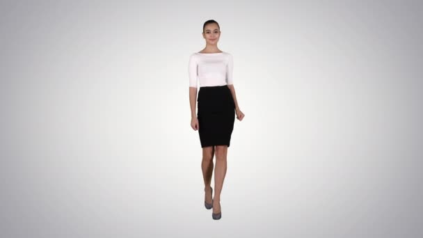 Femme montrant et présentant l'espace de copie dans la robe d'affaires sur fond dégradé. — Video