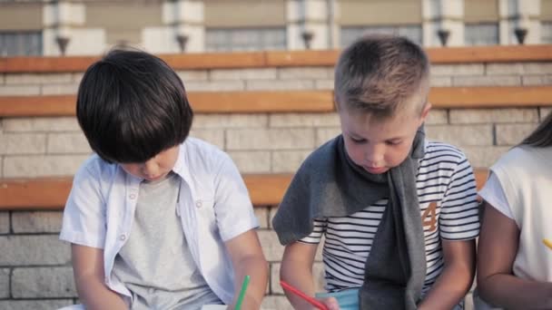 Lindos niños haciendo obras de arte al aire libre . — Vídeo de stock