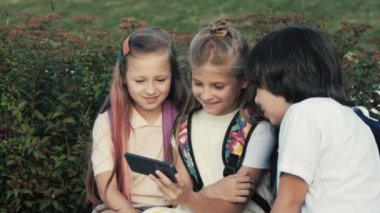 Mutlu çocuklar telefonda video izlemekten zevk alıyorlar..