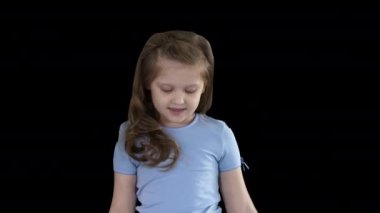 Güzel kız güler ve yürürken dans, Alpha Channel