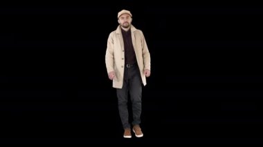 Açık renk trençkotlu siyah sakallı adam yürüyor, Alpha Channel.