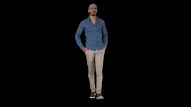 Yakışıklı, sıradan kıyafetler giyen, elini cebine atan genç bir Arap. Alpha Channel.