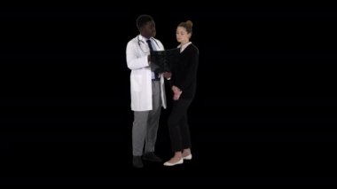 Genç kadın ziyaret radyolog x-ray sınavı beyninin, alfa kanalı için