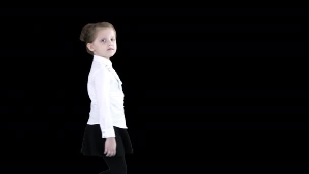 Walking Little Girl stopt en kijkt in naar camera, alfakanaal — Stockvideo