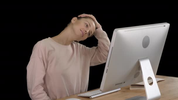Vyčerpaná mladá žena sedí doma v kanceláři a masírová krk, alfa kanál — Stock video