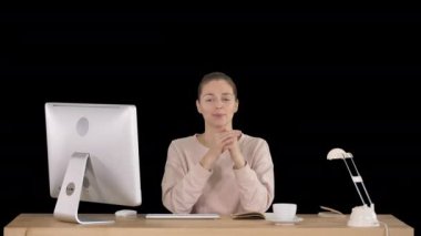 Gülümseyen bin yıllık kadın masada oturan ve kamera gülümseyerek konuşurken, Alpha Channel