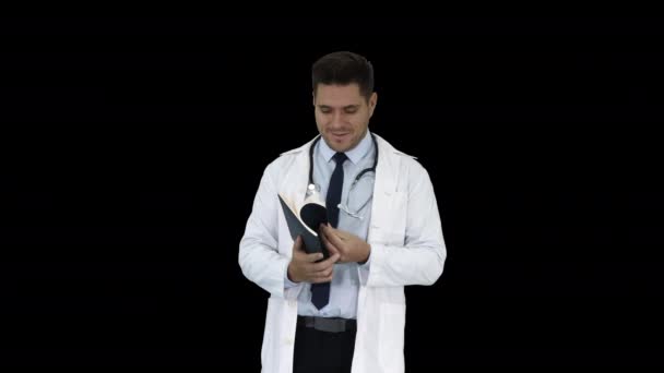 Doctor leyendo Reporte Médico del Paciente o Recepie o Libro de Texto, Canal Alfa — Vídeo de stock