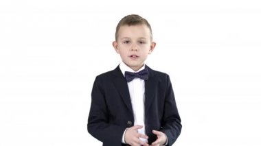 Ciddi küçük çocuk beyaz arka planda kameraya konuşma yapıyor..