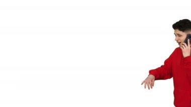 Sıradan bir hip-hop adamı telefonda yürüyor, konuşuyor ve beyaz arka planda dans ediyor..