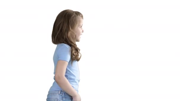 Petit enfant mignon souriant dans décontracté et marchant sur fond blanc . — Video