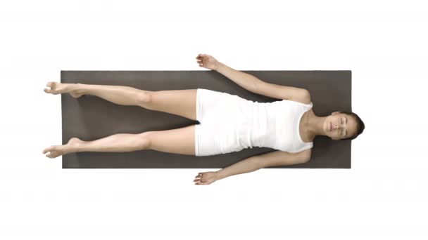 Meditação de ioga que coloca em um tapete com olhos fechados no fundo branco . — Vídeo de Stock