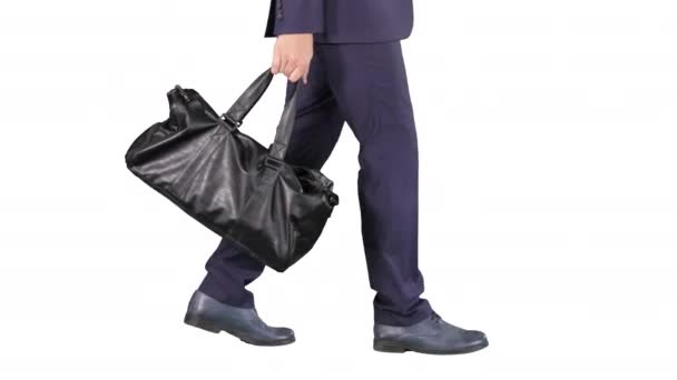 Hombre ocupado caminando con bolso de cuero sobre fondo blanco. — Vídeo de stock