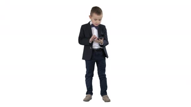 Έξυπνο αγόρι είναι μήνυμα γραπτών μηνυμάτων, παίζοντας διαδικτυακά παιχνίδια, στέλνοντας φωτογραφίες, λήψη μουσικής, ταινίες σε λευκό φόντο. — Αρχείο Βίντεο