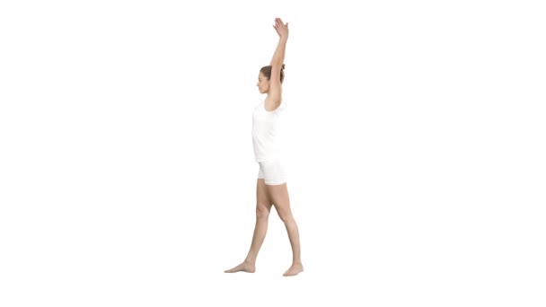 sportliche junge Frau praktiziert Yoga stehend in utthita trikonasana Pose auf weißem Hintergrund.