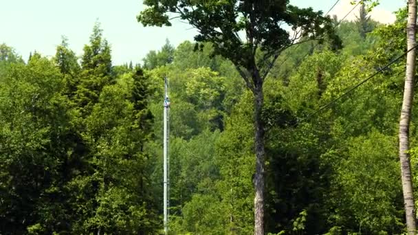 Quebec, Canada - 25 juni 2018: attractie boven Saint Anne Waterfall. — Stockvideo