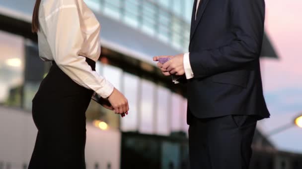 Businessman pays businesswoman in euros and they shake hands after that. — Stock Video