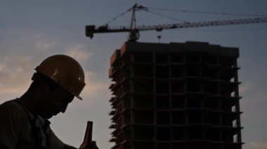 İnşaat alanında sarı kasklı sarhoş işçi..