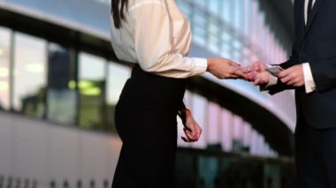 İş kadınına euro ile ödeme yapılıyor nakit para banknotları