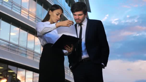 Elegante secretaria mujer mostrando documentos a su jefe dando ideas brillantes . — Vídeos de Stock