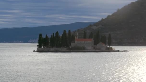 Perast, Montenegro - 26 de diciembre de 2016: Islas en el mar Adriático bajo la lluvia sobre el telón de fondo de las montañas de Montenegro. — Vídeos de Stock