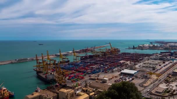 Porto industrial para o transporte de mercadorias e negócios globais. Barcelona. — Vídeo de Stock