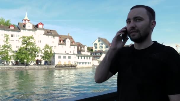 Młody podekscytowany szczęśliwy mężczyzna rozmawia przez telefon z przyjacielem — Wideo stockowe