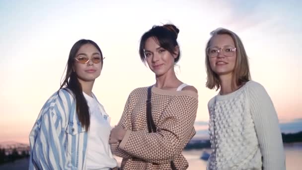 Tiga wanita muda yang bahagia kasual berdiri dan tersenyum ke kamera. — Stok Video