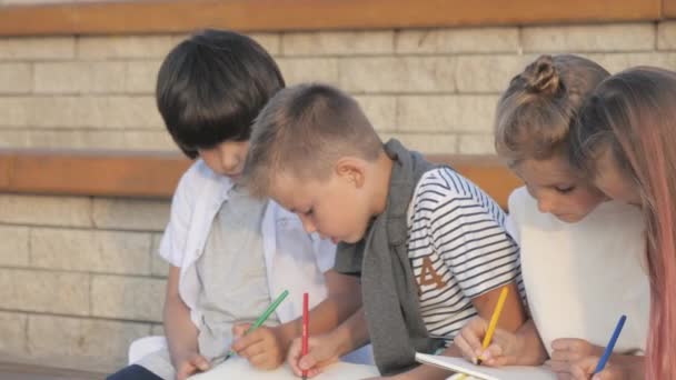 Bir bankta oturan çocuk grubu çizim. — Stok video