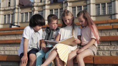 Kız arkadaşlarına kitap okuyor..