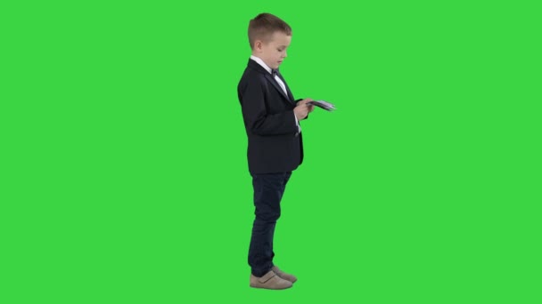 Το μικρό αγόρι με το μαύρο κοστούμι μετράει χρήματα σε πράσινη οθόνη, πλήκτρο αποχρώσεων. — Αρχείο Βίντεο