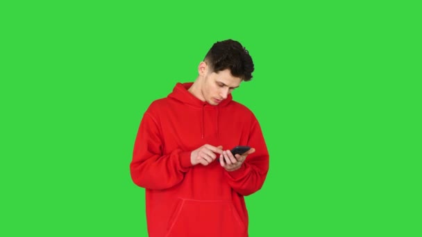 Úspěšný mladý ležérní muž dostávající dobré zprávy po telefonu a tancující po tomto na zelené obrazovce, Chroma Key. — Stock video