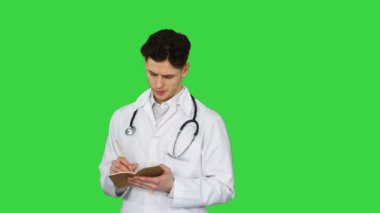 Yaratıcı fikri olan etkileyici genç erkek doktor yeşil ekranda dans etmeye başladı, Chroma Key..
